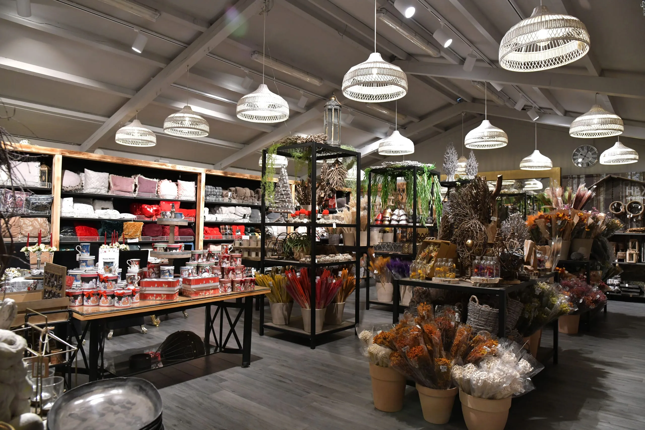 Intérieur d'une boutique de décoration avec des objets cadeaux et des compositions florales