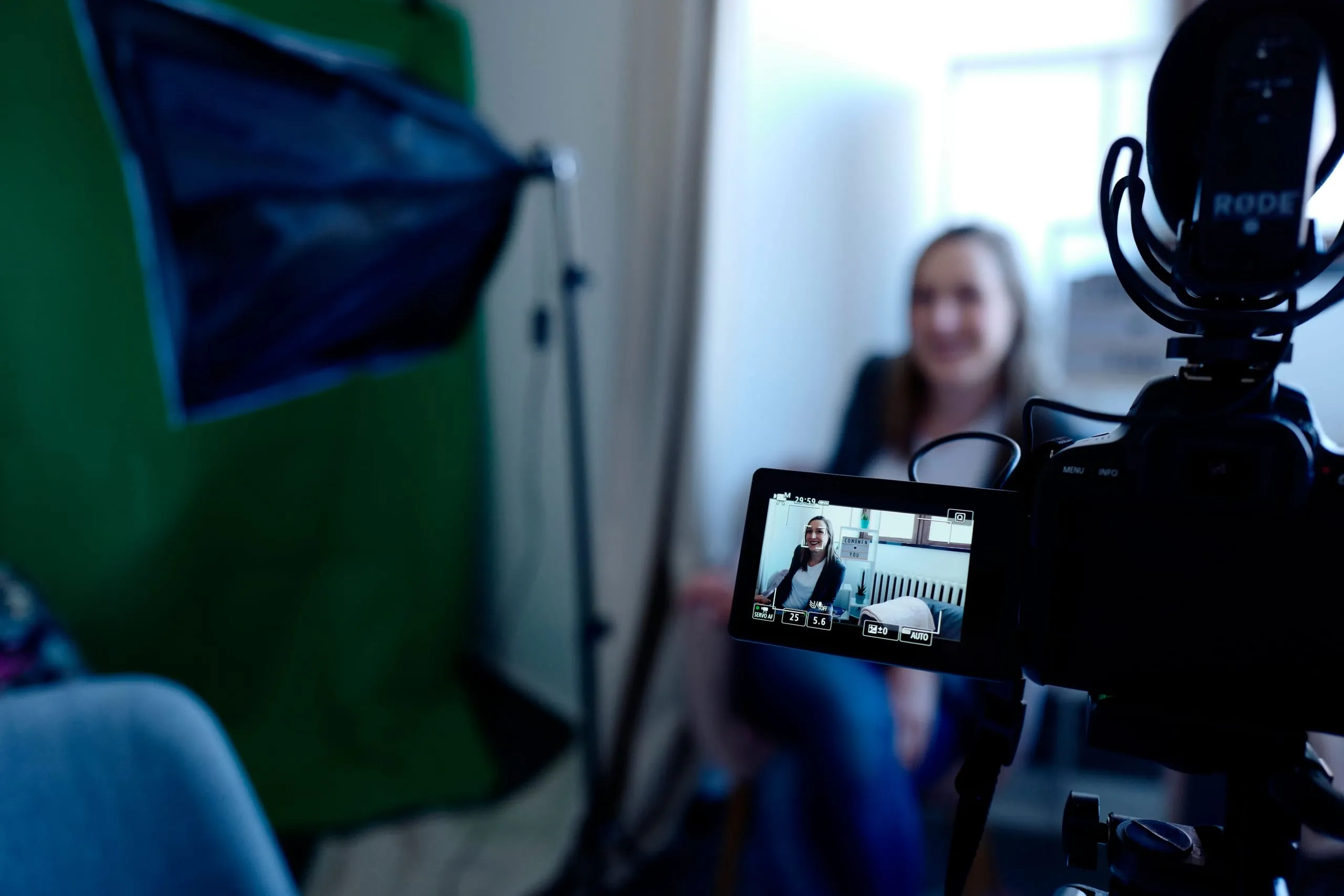 Caméra filmant une femme en situation d'interview pendant une séance de media training