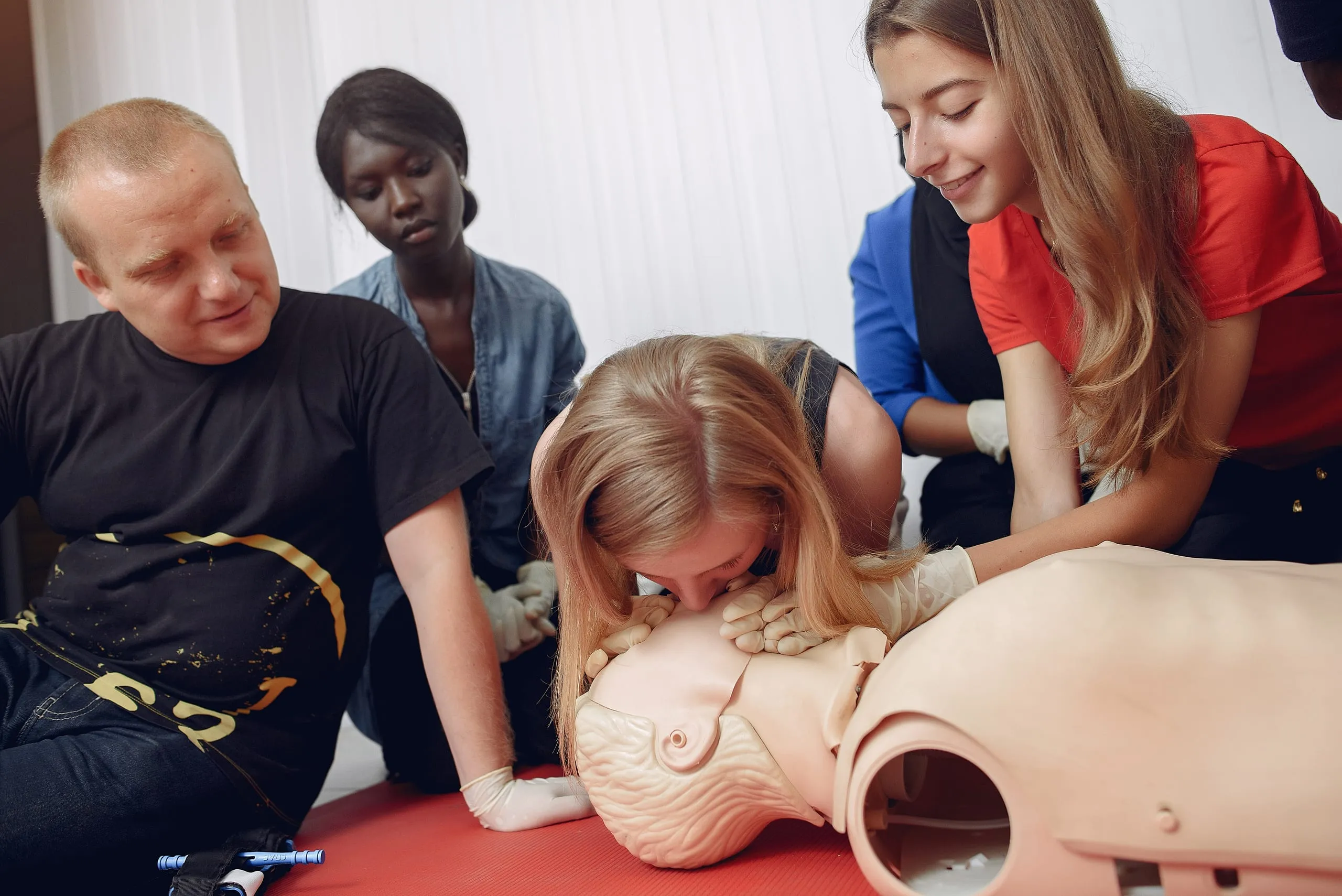 Stagiaires pratiquant un massage cardiaque sur un mannequin pendant une formation SST