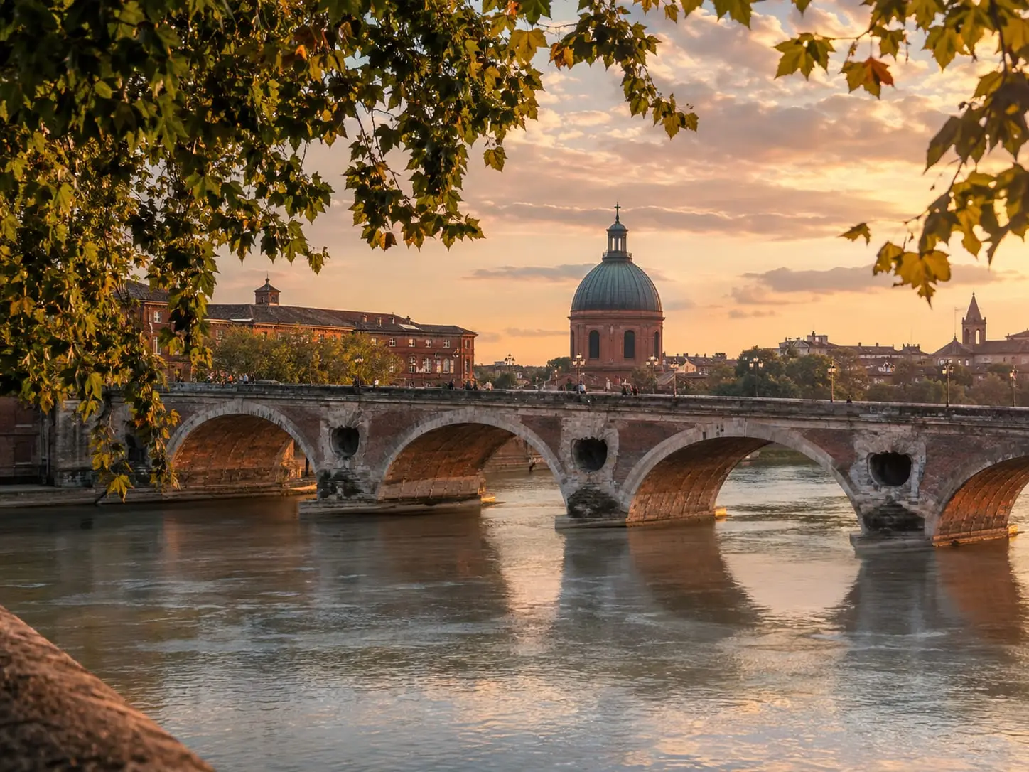 Pont-Neuf sur la Garonne et clochers du centre de Toulouse