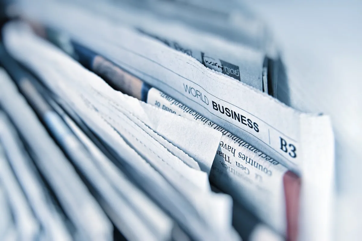 Journaliste avec micro pour relations presse